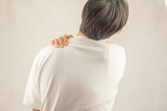 慢性的な肩こりの原因は肩甲骨?整体で改善する方法を徹底解説